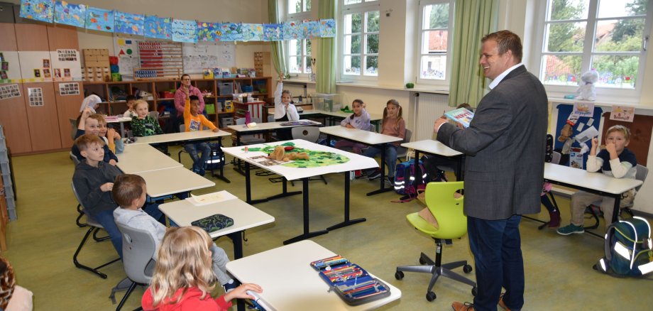 Bürgermeister bei Übergabe des Buches in Grundschule